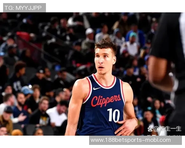 博格丹缺席第12场比赛船记透露其正在场上训练以增强腿筋力量 博格丹缺席第12场比赛船记透露其正在场上训练以增强腿筋力量